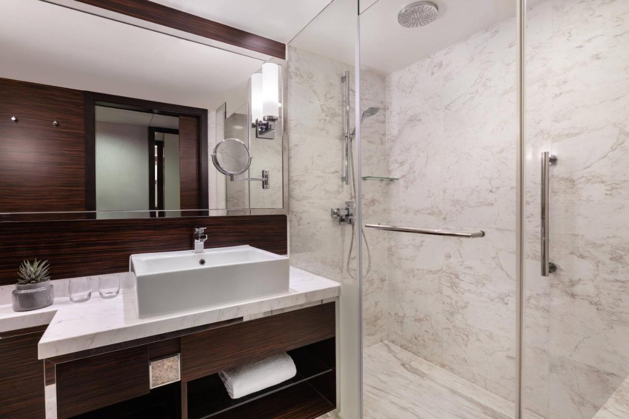 1 King Bed, Sea View, Executive Lounge Access, Room